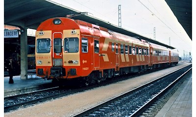 RENFE 3-teil. Set el. Triebzug 444  rot/gelb  Ep. IV