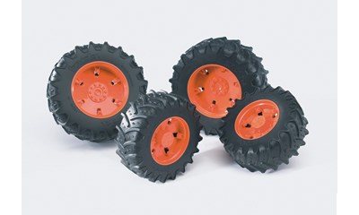 Zwillingsbereifung mit orangen Felgen