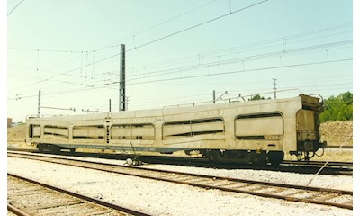 RENFE 4-achsiger Autotransportwagen DDMA weiss mit seitlichen Schutzgittern Ep