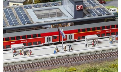 Moderner Bahnsteig mit Zubehör