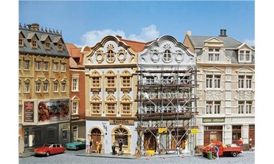 Winkel-Stadthaus mit Malergeruest