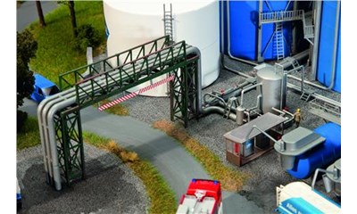 Rohrleitungen und Abfüllanlage