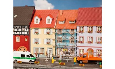 2 Kleinstadthäuser mit Malergerüst