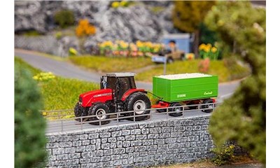 MF Traktor mit Hackschnitzelan