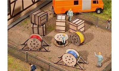 Transportkisten und Leitungsrollen