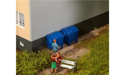 2 blaue Mülltonnen
