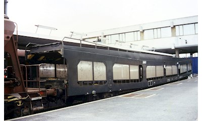 SNCF Autotransportwagen DD DEV 66 grün mit weissem Logo und semitransparenten