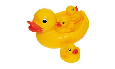 Schwimmfamilie Ente Mutter und Babys