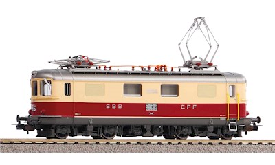 SBB E-Lok Re 4/4 I Nr. 10033 in der TEE-Lackierung Ep. IV DCS