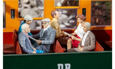 Sitzende Waggonreisende II