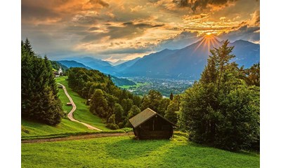 Sonnenuntergang über dem Bergdorf Wamberg