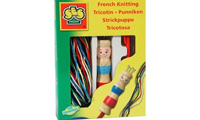Strickpuppe und Wolle