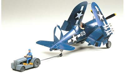 Vought F4U-1D Corsair mit Schlepper
